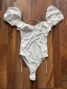 Princess Polly Woman’s Size 2 White Puff-Sleeve Bodysuit